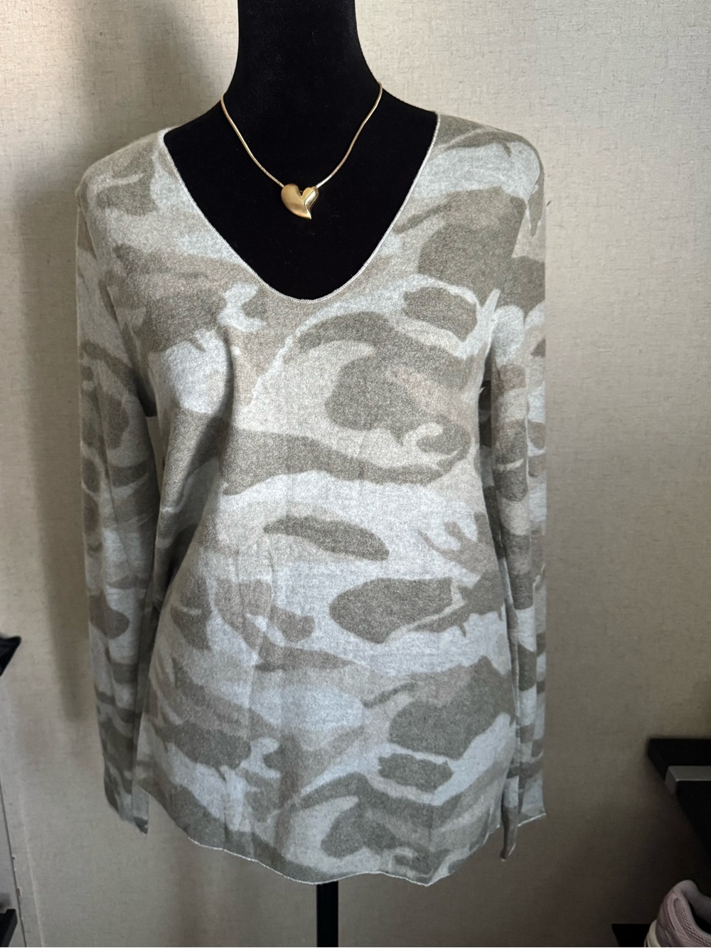 Mystree Boutique Gray Taupe Camo V-Neck Long Sleeve Top NWT